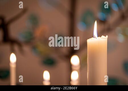 Bougies allumées dans l'église sans personnes Banque D'Images