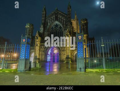 Cathédrale de Hereford illuminée sous le ciel nocturne, Herefordshire Royaume-Uni. Décembre 2020 Banque D'Images