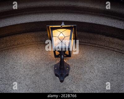 Ancienne lampe de rue vintage sur le mur en béton Banque D'Images