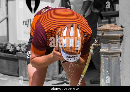 Arrêt de rafraîchissement à Montisi pour les cyclistes prenant part à l'Eroica Montalcino, Sienne, Toscane, Italie en mai - cycliste avec l'eau du robinet Banque D'Images