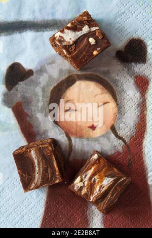 M&S Smores Fudge carrés sur la serviette de service - chocolat noir caramel aux biscuits et guimauves aromatisées à la vanille Banque D'Images