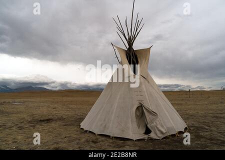 Tipi dans un champ par jour nuageux Banque D'Images