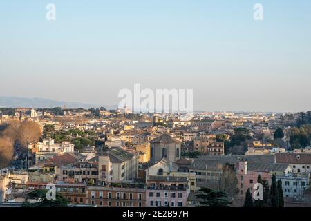 Vue sur les toits du quartier résidentiel historique de Trastevere, Rome, Italie, aux églises sur la colline de l'Aventin au loin, Banque D'Images