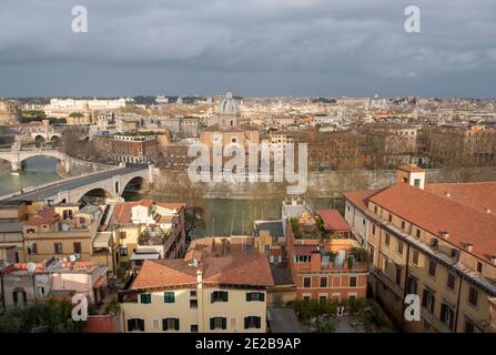 Vue sur le Tibre et le centre de Rome depuis Trastevere. L'église de San Giovanni Battista dei Fiorentini sur la rive. Banque D'Images