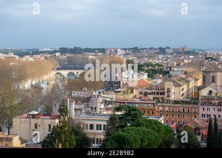 Vue sur les toits de Trastevere, Rome, en direction du sud-est vers les églises sur la colline d'Aventin. Banque D'Images