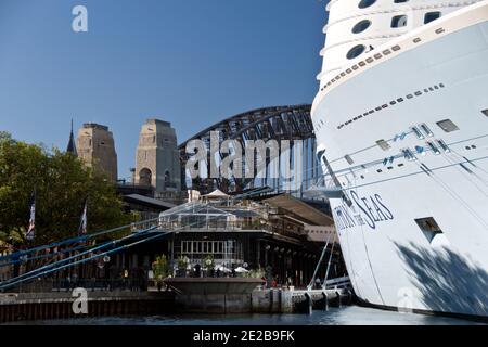 Un bateau de croisière amarré dans le port de Sydney, avec le Harbour Bridge en arrière-plan, Sydney, Australie. Banque D'Images