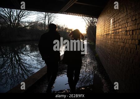 Un père et une fille marchent le long du canal Regent's lors d'un confinement en novembre 2020 à Rickmansworth, au Royaume-Uni Banque D'Images