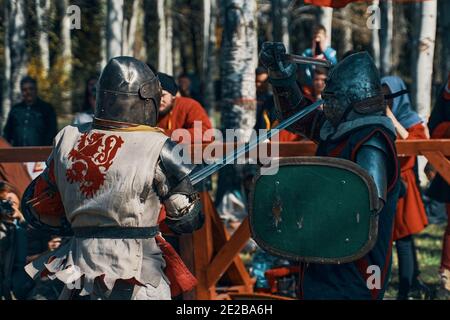 Festival de la culture médiévale. Reconstruction des tournois de joutes médiévaux. Bichkek, Kirghizistan - 13 octobre 2019 Banque D'Images