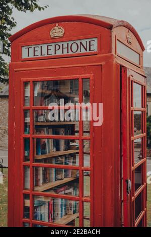 Combe St Nicholas, Royaume-Uni - 25 juillet 2020: Échange de livres à l'intérieur de la boîte téléphonique rouge de Combe St Nicholas, un village de Somerset, à la limite de la Blackdown Hi Banque D'Images