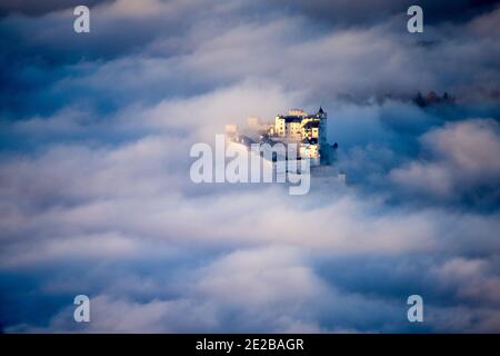 Salzbourg, le 25 novembre 2020. Autriche. Vue aérienne du château de Hohensalzburg sur le Festungsberg à Salzbourg, Autriche. Banque D'Images