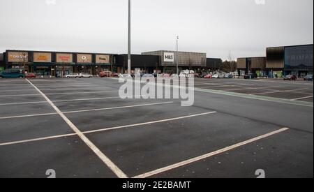 Édimbourg, Écosse, Royaume-Uni. 13 janvier 2021. En raison des effets de Covid-19 Lockdown, en début d'après-midi, près des parkings vides du centre commercial fort Kinnaird Newcraighall avec peu de clients visibles. Crédit : Arch White/Alamy Live News Banque D'Images