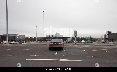 Édimbourg, Écosse, Royaume-Uni. 13 janvier 2021. En raison des effets de Covid-19 Lockdown, en début d'après-midi, près des parkings vides du centre commercial fort Kinnaird Newcraighall avec peu de clients visibles. Crédit : Arch White/Alamy Live News Banque D'Images