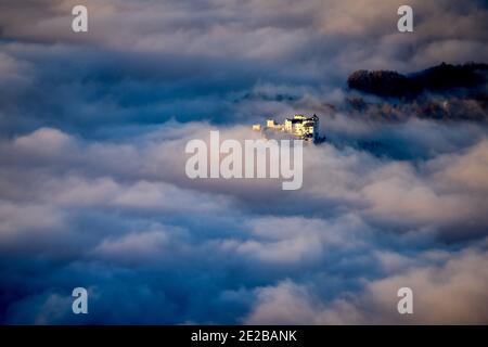 Salzbourg, le 25 novembre 2020. Autriche. Vue aérienne du château de Hohensalzburg sur le Festungsberg à Salzbourg, Autriche. Banque D'Images