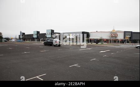 Édimbourg, Écosse, Royaume-Uni. 13 janvier 2021. En raison des effets de Covid-19 Lockdown, en début d'après-midi, près des parkings vides du centre commercial fort Kinnaird Newcraighall avec peu de clients visibles. Crédit : Arch White/Alamy Live News Banque D'Images