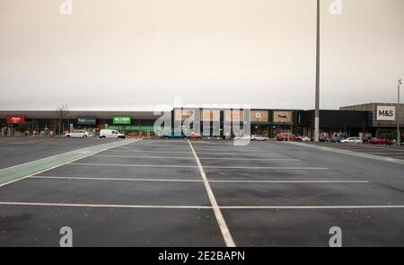 Édimbourg, Écosse, Royaume-Uni. 13 janvier 2021. En raison des effets de Covid-19 Lockdown, en début d'après-midi, près des parkings vides du centre commercial fort Kinnaird Newcraighall avec peu de clients visibles. Crédit : Arch White/Alamy Live News Banque D'Images