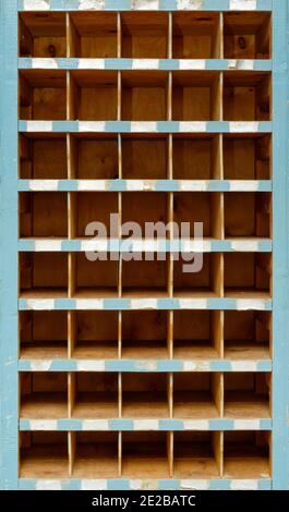 Arrière-plans et textures : armoire en bois très ancienne, tachée et abîmée, avec compartiments ouverts vides, vue de face, gros plan Banque D'Images