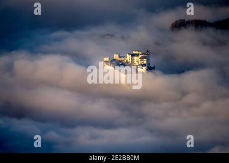 Salzbourg, le 25 novembre 2020. Autriche. Vue aérienne du château de Hohensalzburg sur le Festungsberg à Salzbourg, Autriche. Banque D'Images
