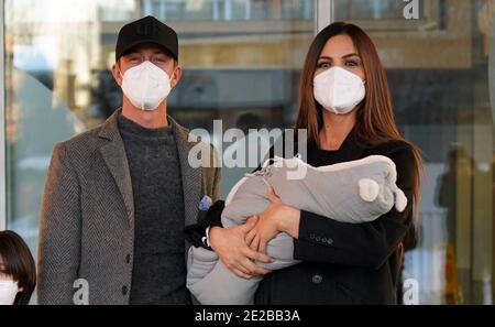 Madrid, Espagne. 13 janvier 2021. Jose Maria Gutierrez (Guti) et Romina Belluscio présentent leur fils Romeo, Madrid 13 janvier 2021 crédit: CORDON PRESSE/Alay Live News Banque D'Images
