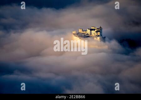 Salzbourg, le 25 novembre 2020. Autriche. Vue aérienne du château de Hohensalzburg sur le Festungsberg à Salzbourg, Autriche. Banque D'Images