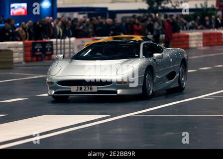 Vue d'une Jaguar XJ220 Silver, en train de descendre la « Grand Avenue » lors du salon de l'auto de Londres 2015 Banque D'Images