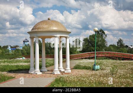 Remblai de la rivière Mukhavets à Kobryn. Région de Brest. Bélarus Banque D'Images