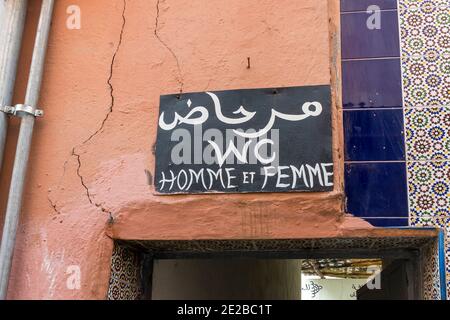 Signe pour une toilette publique écrit en arabe et en français, à Marrakech, Maroc Banque D'Images