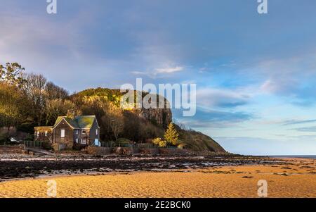 En fin d'après-midi à Castell Mawr Rock sur Red Wharf Bay pendant la marée basse en hiver, Anglesey, pays de Galles Banque D'Images