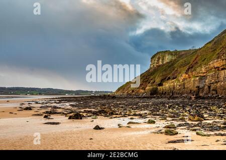 Castell Mawr Rock sur Red Wharf Bay à marée basse, Anglesey, pays de Galles Banque D'Images