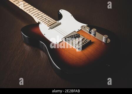 Fender American Telecaster dans Vintage Sunburst sur fond de bois. Banque D'Images