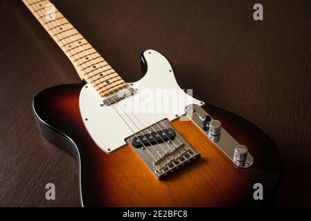 Fender American Telecaster dans Vintage Sunburst sur fond de bois. Banque D'Images