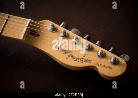 Fender American Telecaster Headstock gros plan sur un fond en bois. Banque D'Images