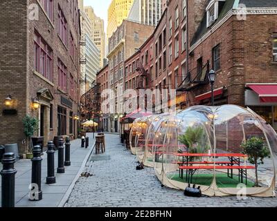 New York City, États-Unis - 26 novembre 2020 : les restaurants et les bars mettent en place une sécurité sociale à distance avec des bulles de repas à l'extérieur sur Stone Street à Manhattan d Banque D'Images