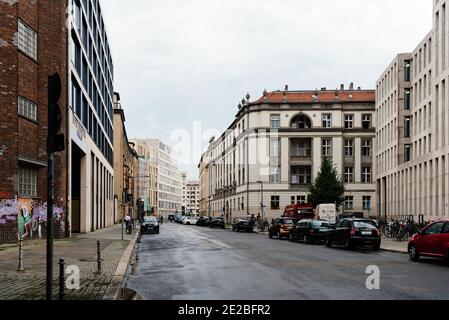 Berlin, Allemagne - 29 juillet 2019 : rue dans le centre de Mitte Berlin un jour pluvieux d'été. Banque D'Images