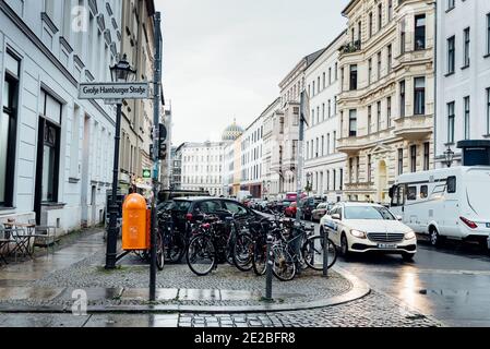 Berlin, Allemagne - 29 juillet 2019 : rue dans le centre de Mitte Berlin un jour pluvieux d'été. Banque D'Images