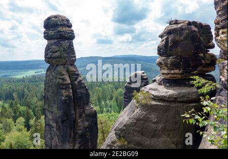 23 août 2020, Saxe, Königsstein/OT Pfaffendorf: La Barbarine, qui est à environ 42 mètres de haut au-dessus de l'Elbe, est l'une des roches bien connues des montagnes de grès d'Elbe et appartient au massif de Pfaffensteine. Les grimpeurs grimpent d'abord sur le rocher en 1905, et en 1978, la Barbarine est déclarée monument naturel. La chaîne de montagnes de la Suisse saxonne, composée principalement de grès, s'étend sur environ 700 kilomètres carrés sur les sommets supérieurs de l'Elbe. La partie allemande s'appelle la Suisse saxonne, la partie tchèque la Suisse bohémienne. Photo: Soeren Stache/dpa-Zentralbild/ZB Banque D'Images