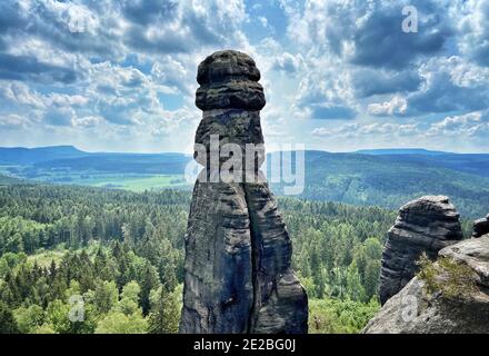 23 août 2020, Saxe, Königsstein/OT Pfaffendorf: La Barbarine, qui est à environ 42 mètres de haut au-dessus de l'Elbe, est l'une des roches bien connues des montagnes de grès d'Elbe et appartient au massif de Pfaffensteine. Les grimpeurs grimpent d'abord sur le rocher en 1905, et en 1978, la Barbarine est déclarée monument naturel. La chaîne de montagnes de la Suisse saxonne, composée principalement de grès, s'étend sur environ 700 kilomètres carrés sur les sommets supérieurs de l'Elbe. La partie allemande s'appelle la Suisse saxonne, la partie tchèque la Suisse bohémienne. Photo: Soeren Stache/dpa-Zentralbild/ZB Banque D'Images