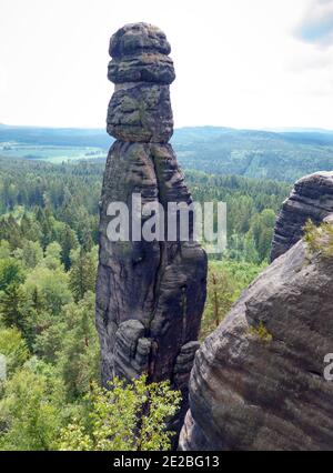 23 août 2020, Saxe, Königsstein/OT Pfaffendorf: La Barbarine, qui est à environ 42 mètres de haut au-dessus de l'Elbe, est l'une des roches bien connues des montagnes de grès d'Elbe et appartient au massif de Pfaffensteine. Les grimpeurs grimpent d'abord sur le rocher en 1905, et en 1978, la Barbarine est déclarée monument naturel. La chaîne de montagnes de la Suisse saxonne, composée principalement de grès, s'étend sur environ 700 kilomètres carrés sur les sommets supérieurs de l'Elbe. La partie allemande s'appelle la Suisse saxonne, la partie tchèque la Suisse bohémienne. Photo: Soeren Stache/dpa-Zentralbild/ZB Banque D'Images