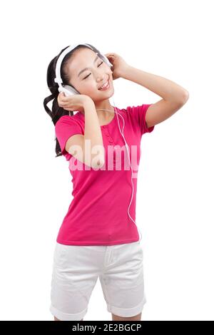 Jeune femme écoutant de la musique avec un casque photo de haute qualité Banque D'Images