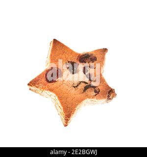 Biscuit en forme d'étoile sans gluten, sans lactose, sans sucre dessert sain avec chocolat noir et raisins secs sur un fond blanc isolé Banque D'Images