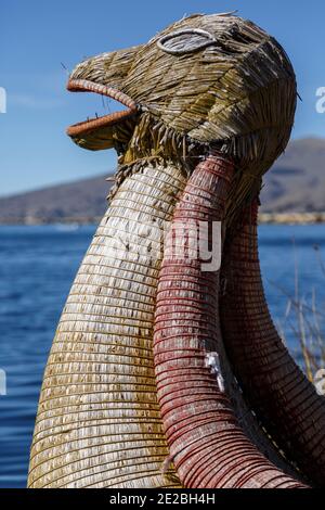 Figure-tête, bateau à roseaux totora, îles Uros, lac Titicaca, Puno, Pérou Banque D'Images