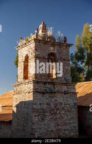 Clocher, église San Antonio Abad, île d'Amantani, lac Titicaca, Puno, Pérou Banque D'Images