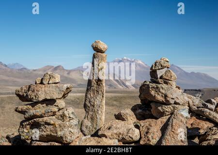 'Apachetas' (offrandes en pierre de type cairn) et le volcan Chachani (19,872 pieds) en arrière-plan, les volcans Los (les volcans) surplombent, Arequipa, Pérou Banque D'Images