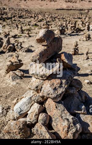 'Apachetas' (offrandes en pierre de type cairn), vue sur les Volcans de Los, Arequipa, Pérou Banque D'Images