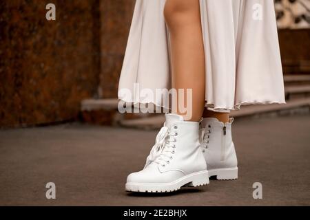 belle jambe de fille mince et en chaussures blanches, robe de soie, tenue de mariée Banque D'Images