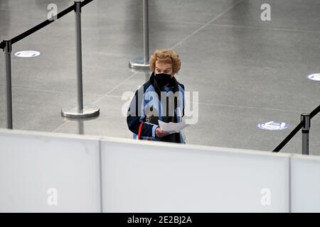 Une femme est en ligne d'enregistrement pour recevoir le vaccin COVID-19 dans le Centre de congrès Jacob K. Javits qui ouvre aujourd'hui comme site de vaccination COVID-19 géré par l'État, à New York, NY, le 13 janvier 2021. Autrefois utilisé comme hôpital de traitement sur le terrain du coronavirus en mars 2020 lors de la première vague d'infections à COVID-19, le centre Jacob Javits sera maintenant utilisé pour accélérer encore la distribution des vaccins à New York; L'État de New York est actuellement en phase 1B, avec une priorité de vaccination pour les travailleurs de la santé, les personnes âgées de 65 ans et plus, les premiers intervenants, les éducateurs et les travailleurs essentiels. (P Banque D'Images