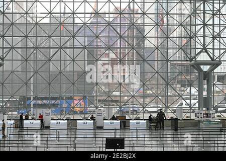 Vue intérieure du Centre de congrès Jacob K. Javits, qui ouvre aujourd'hui le site de vaccination COVID-19 géré par l'État, New York, NY, le 13 janvier 2021. Autrefois utilisé comme hôpital de traitement sur le terrain du coronavirus en mars 2020 lors de la première vague d'infections à COVID-19, le centre Jacob Javits sera maintenant utilisé pour accélérer encore la distribution des vaccins à New York; L'État de New York est actuellement en phase 1B, avec une priorité de vaccination pour les travailleurs de la santé, les personnes âgées de 65 ans et plus, les premiers intervenants, les éducateurs et les travailleurs essentiels. (Photo par Anthony Behar/Sipa USA) Banque D'Images