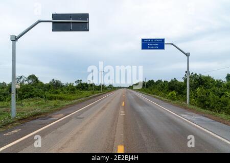 Porto Velho, RO / Brésil 15 décembre 2020 : vue sur la route BR 319 et la frontière de la Rondonia et de l'état Amazonas, forêt amazonienne, Brésil. Banque D'Images