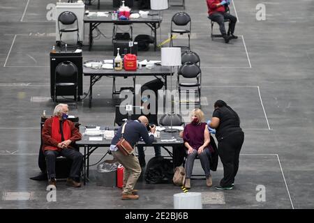 Une femme reçoit un vaccin COVID-19 dans la zone de vaccination du Centre de congrès Jacob K. Javits qui ouvre aujourd'hui un site de vaccination géré par l'État COVID-19, New York, NY, le 13 janvier 2021. Autrefois utilisé comme hôpital de traitement sur le terrain du coronavirus en mars 2020 lors de la première vague d'infections à COVID-19, le centre Jacob Javits sera maintenant utilisé pour accélérer encore la distribution des vaccins à New York; L'État de New York est actuellement en phase 1B, avec une priorité de vaccination pour les travailleurs de la santé, les personnes âgées de 65 ans et plus, les premiers intervenants, les éducateurs et les travailleurs essentiels. (Photo b Banque D'Images