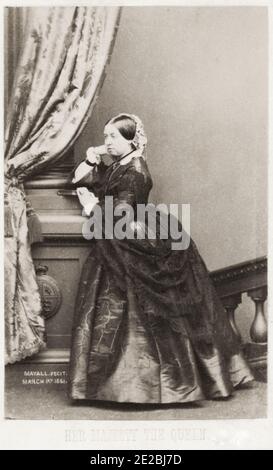 Photographie vintage du XIXe siècle : sa Majesté la reine Victoria, d'une carte de visite de Mayall, 1858. Victoria (Alexandrina Victoria; 24 mai 1819 – 22 janvier 1901) fut reine du Royaume-Uni de Grande-Bretagne et d'Irlande du 20 juin 1837 jusqu'à sa mort. Banque D'Images