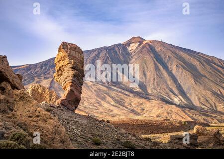 Formation rocheuse la Thumb de Dieu et le Mont Teide / El Teide / Pico del Teide, volcan dans le Parc National du Teide sur Tenerife dans les îles Canaries, Espagne Banque D'Images